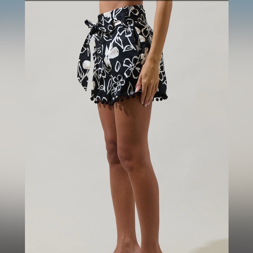 SugarLips Kianza Floral Yulia Split Neck Poplin Top & Zaferia Bermuda Shorts Set - Picture 5 of 11
